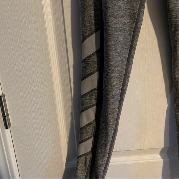 ✨LEG3ND Grey & White Athletic Leggings✨ - Picture 4 of 10